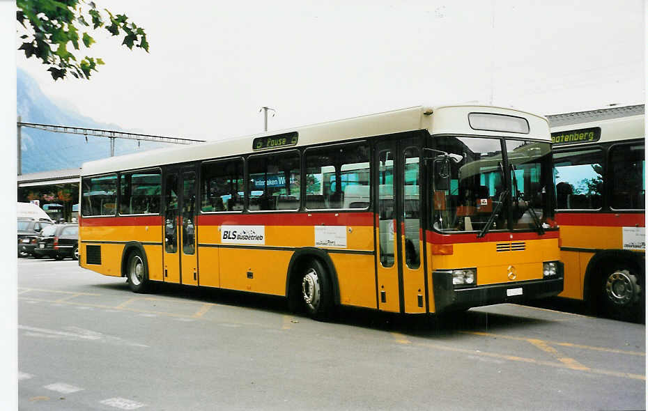 (041'704) - AAGI Interlaken - Nr. 36/BE 422'546 - Mercedes/R&J (ex P 25'302) am 9. Juli 2000 beim Bahnhof Interlaken West