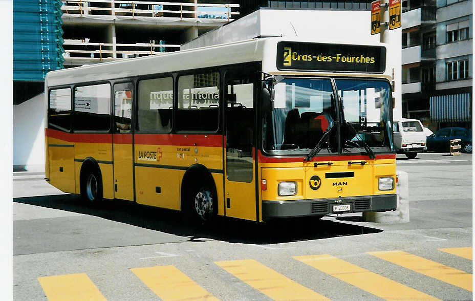 (041'718) - PTT-Regie - P 23'008 - MAN/Lauber (ex Meray, Delmont) am 11. Juli 2000 beim Bahnhof Delmont