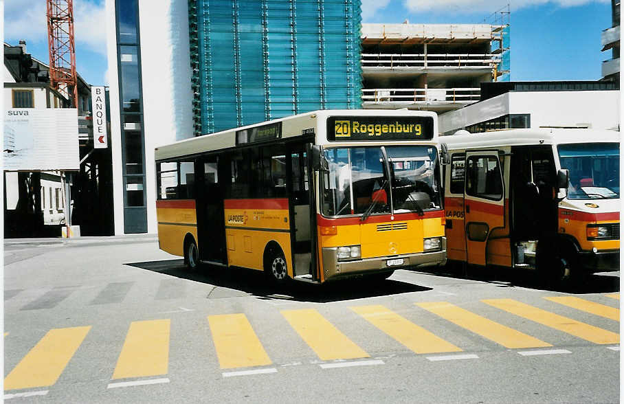 (041'720) - PTT-Regie - P 23'301 - NAW/Gppel (ex Meray, Delmont) am 11. Juli 2000 beim Bahnhof Delmont