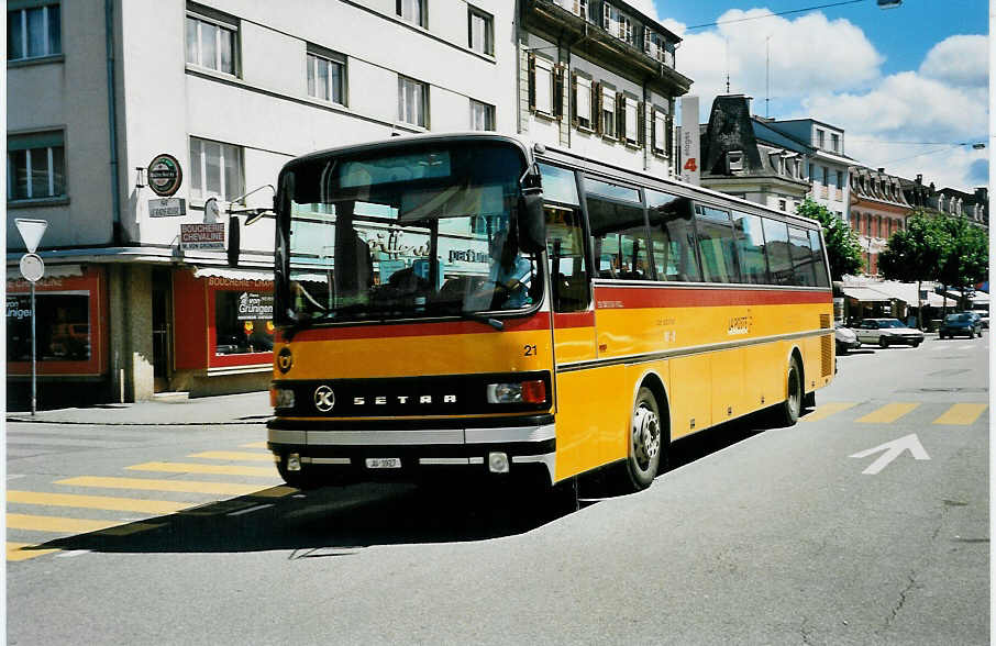 (041'722) - Stucki, Porrentruy - Nr. 21/JU 1927 - Setra am 11. Juli 2000 beim Bahnhof Delmont