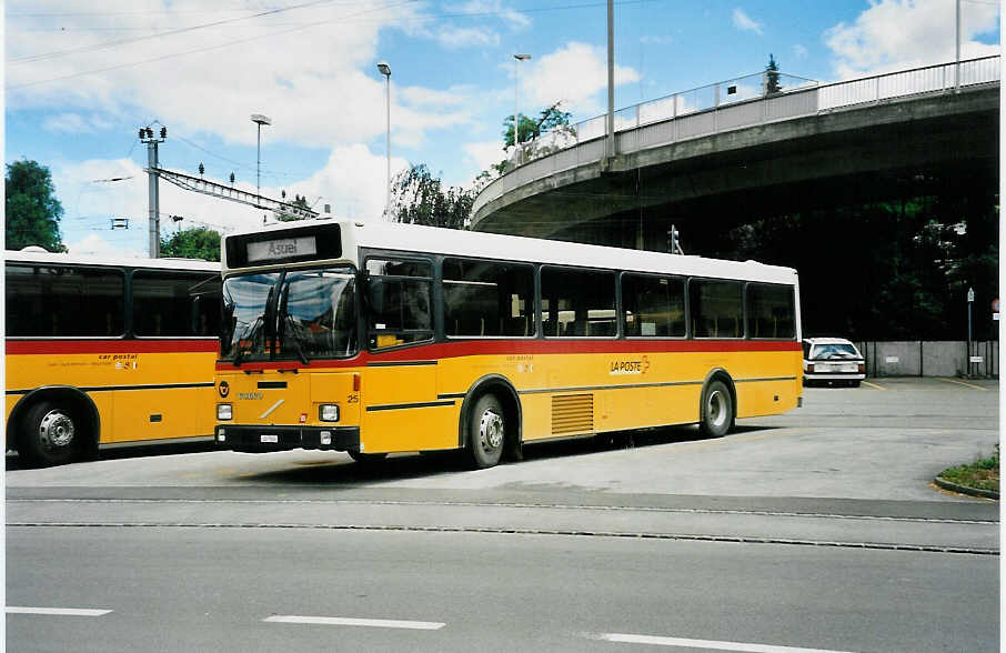 (041'727) - Stucki, Porrentruy - Nr. 25/JU 7808 - Volvo/Lauber am 11. Juli 2000 beim Bahnhof Porrentruy