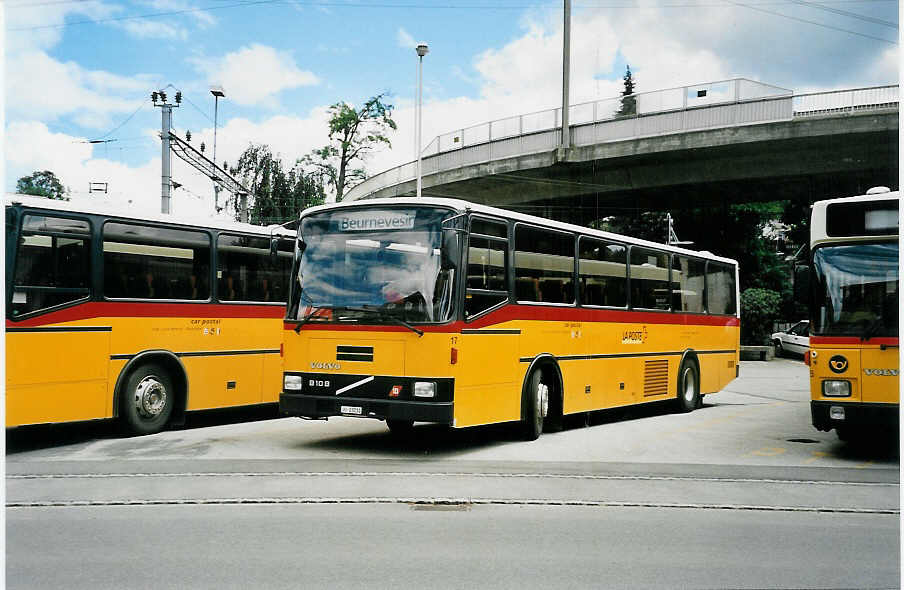 (041'728) - Stucki, Porrentruy - Nr. 17/JU 3'231 - Volvo/Lauber am 11. Juli 2000 beim Bahnhof Porrentruy