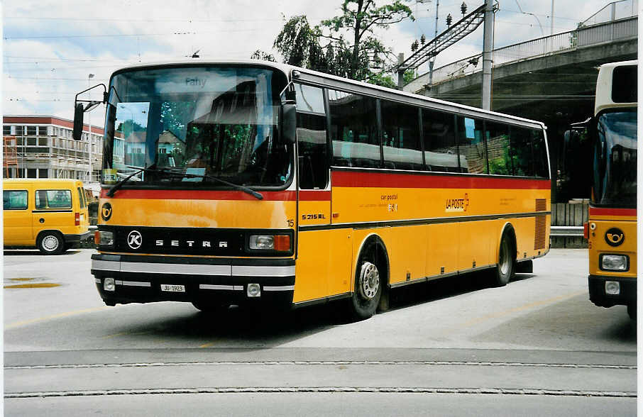 (041'731) - Stucki, Porrentruy - Nr. 15/JU 1923 - Setra am 11. Juli 2000 beim Bahnhof Porrentruy