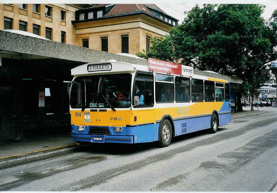 (041'733) - TC La Chaux-de-Fonds - Nr. 154/NE 559 - FBW/Hess-Haag am 12. Juli 2000 beim Bahnhof La Chaux-de-Fonds