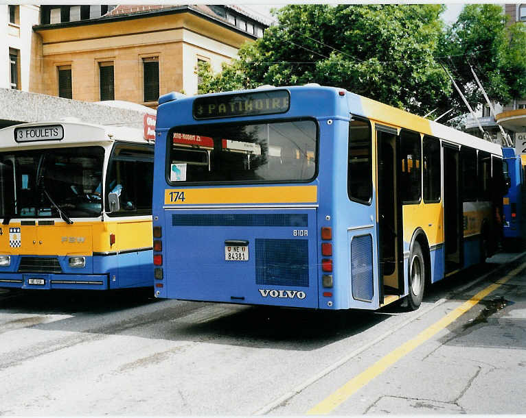 (041'737) - TC La Chaux-de-Fonds - Nr. 174/NE 84'381 - Volvo/Lauber am 12. Juli 2000 beim Bahnhof La Chaux-de-Fonds