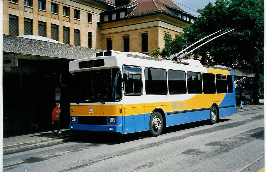 (041'802) - TC La Chaux-de-Fonds - Nr. 113 - NAW/Hess am 12. Juli 2000 beim Bahnhof La Chaux-de-Fonds