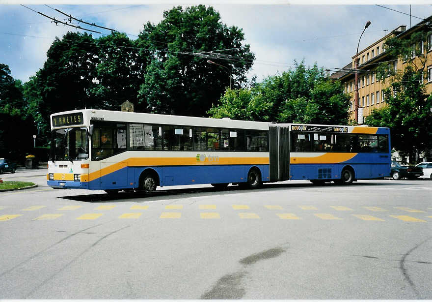 (041'803) - TC La Chaux-de-Fonds - Nr. 182/NE 91'282 - Mercedes am 12. Juli 2000 beim Bahnhof La Chaux-de-Fonds