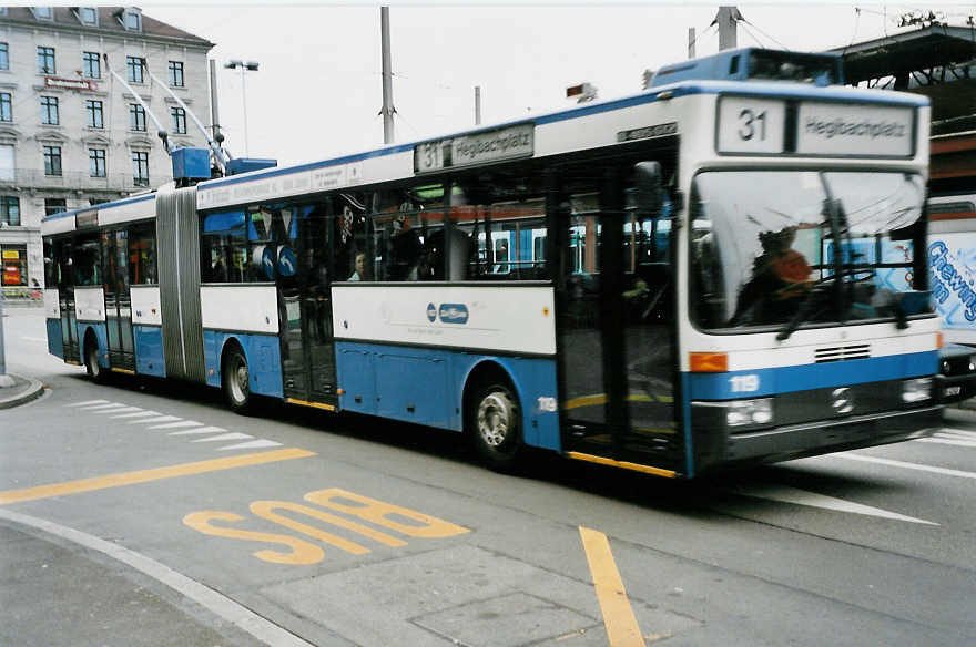 (041'930) - VBZ Zrich - Nr. 119 - Mercedes Gelenktrolleybus am 13. Juli 2000 beim Bahnhof Zrich