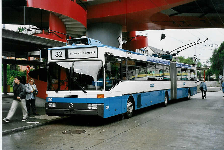 (041'933) - VBZ Zrich - Nr. 120 - Mercedes Gelenktrolleybus am 13. Juli 2000 in Zrich, Bucheggplatz