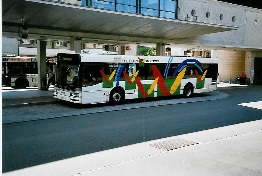 (042'019) - Ryffel, Uster - Nr. 76/ZH 110'309 - Iveco am 17. Juli 2000 beim Bahnhof Uster