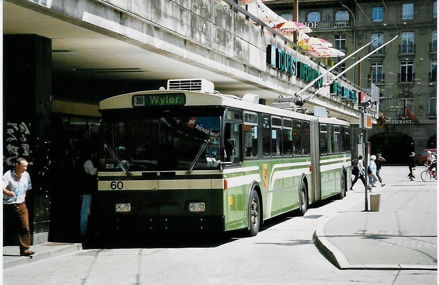 (042'025) - SVB Bern - Nr. 60 - FBW/Hess Gelenktrolleybus am 18. Juli 2000 beim Bahnhof Bern