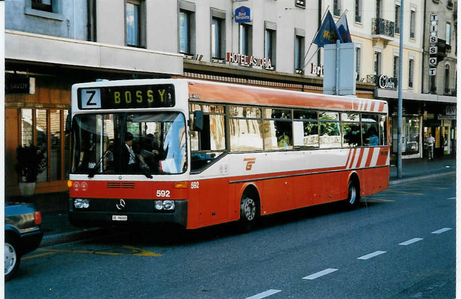 (042'101) - TPG Genve - Nr. 592/GE 96'060 - Mercedes am 19. Juli 2000 beim Bahnhof Genve