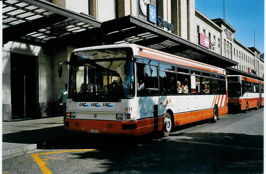 (042'114) - TPG Genve - Nr. 411/GE 96'815 - Renault am 19. Juli 2000 beim Bahnhof Genve