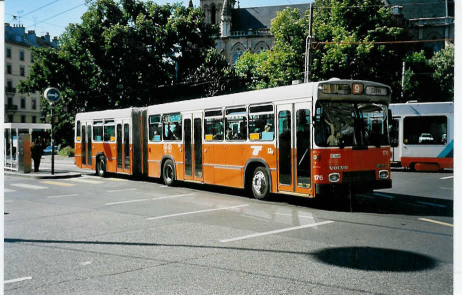 (042'119) - TPG Genve - Nr. 176/GE 96'689 - Volvo/R&J-Hess am 19. Juli 2000 beim Bahnhof Genve