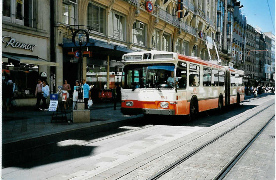 (042'128) - TPG Genve - Nr. 665 - Saurer/Hess Gelenktrolleybus am 19. Juli 2000 in Genve, Rue Croix d'Or