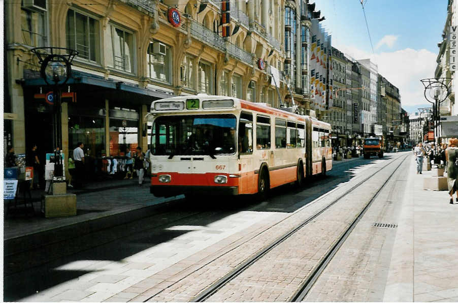 (042'204) - TPG Genve - Nr. 667 - Saurer/Hess Gelenktrolleybus am 19. Juli 2000 in Genve, Rue Croix d'Or