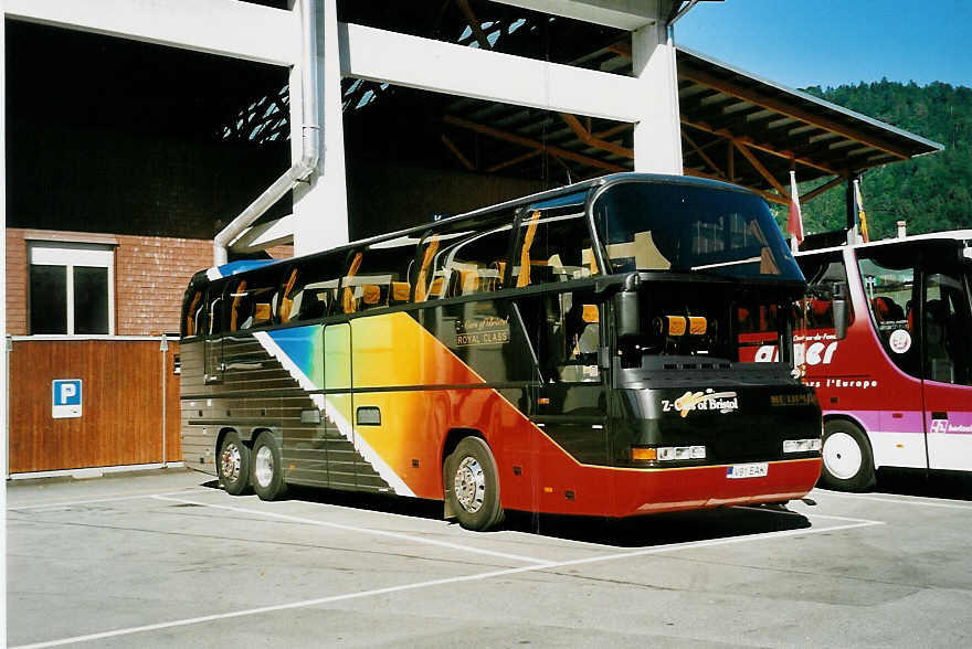 (042'329) - Aus England: Z-Cars, Bristol - V91 EAK - Neoplan am 1. August 2000 in Thun, Grabengut