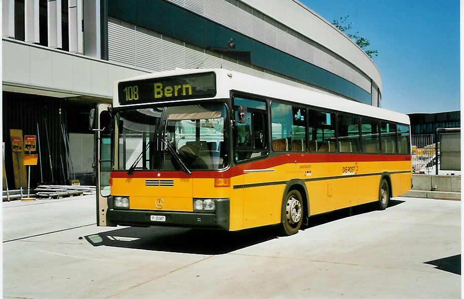 (042'409) - PTT-Regie - P 25'367 - Mercedes/R&J am 12. August 2000 in Bern, Postautostation