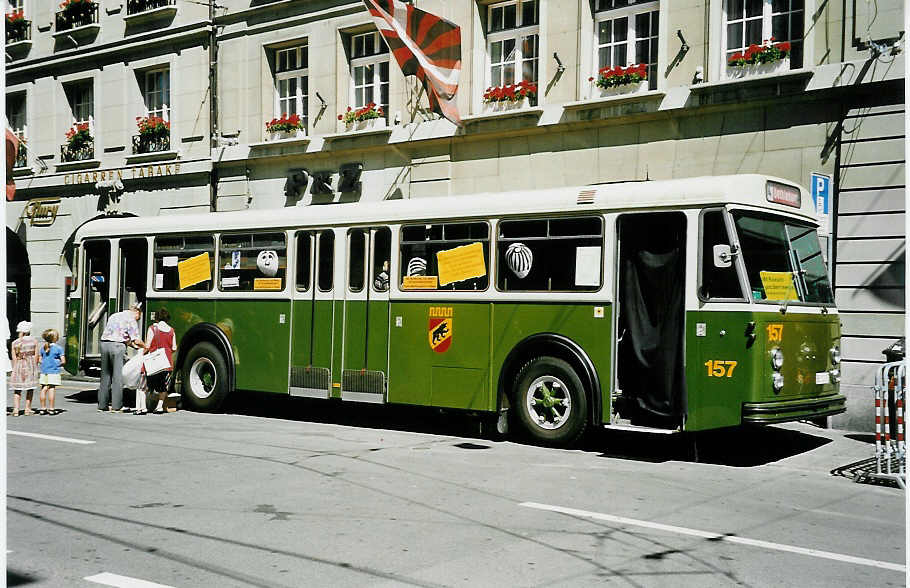 (042'415) - SVB Bern - Nr. 157/BE 113'157 - FBW/Gangloff am 12. August 2000 beim Bahnhof Bern