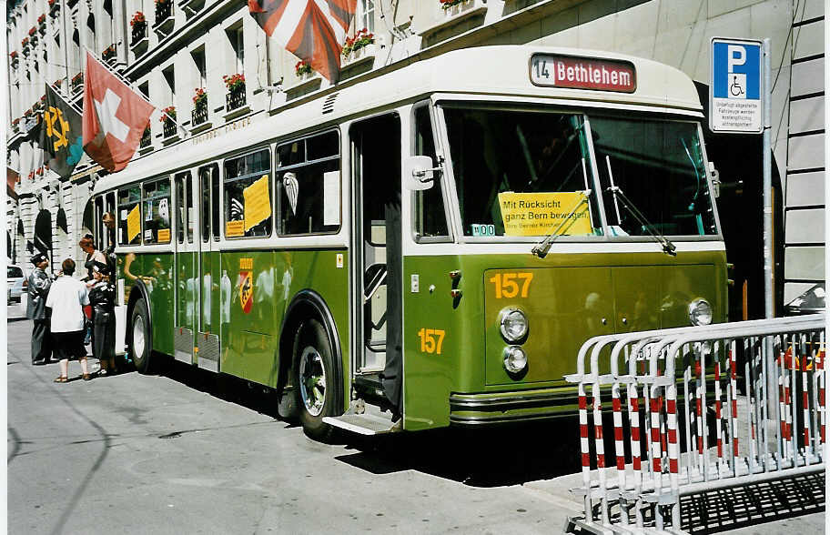 (042'416) - SVB Bern - Nr. 157/BE 113'157 - FBW/Gangloff am 12. August 2000 beim Bahnhof Bern