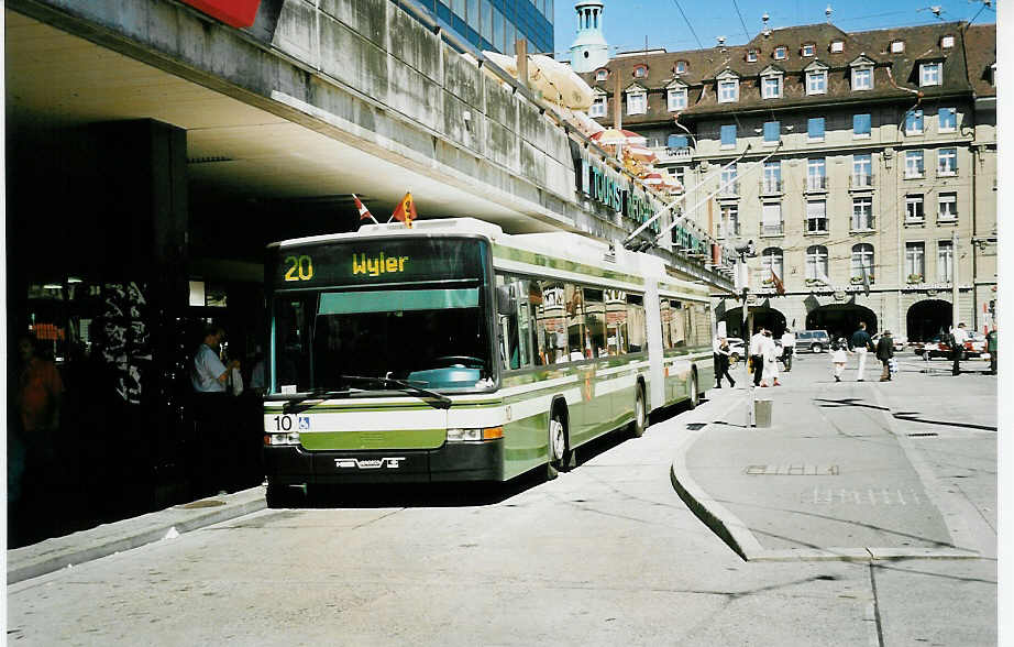 (042'430) - SVB Bern - Nr. 10 - NAW/Hess Gelenktrolleybus am 12. August 2000 beim Bahnhof Bern