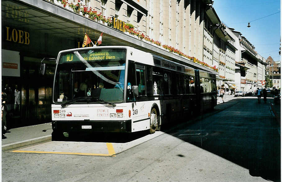 (042'431) - SVB Bern - Nr. 249/BE 518'249 - Van Hool am 12. August 2000 beim Bahnhof Bern