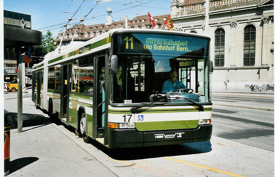 (042'433) - SVB Bern - Nr. 17 - NAW/Hess Gelenktrolleybus am 12. August 2000 beim Bahnhof Bern