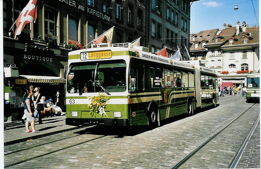 (042'513) - SVB Bern - Nr. 63 - Volvo/R&J Gelenktrolleybus am 12. August 2000 in Bern, Brenplatz