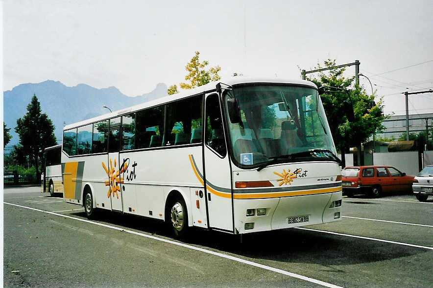 (042'624) - Aus Frankreich: Piot, Neufchteau - 6982 SW 88 - Bova am 18. August 2000 in Thun, Seestrasse