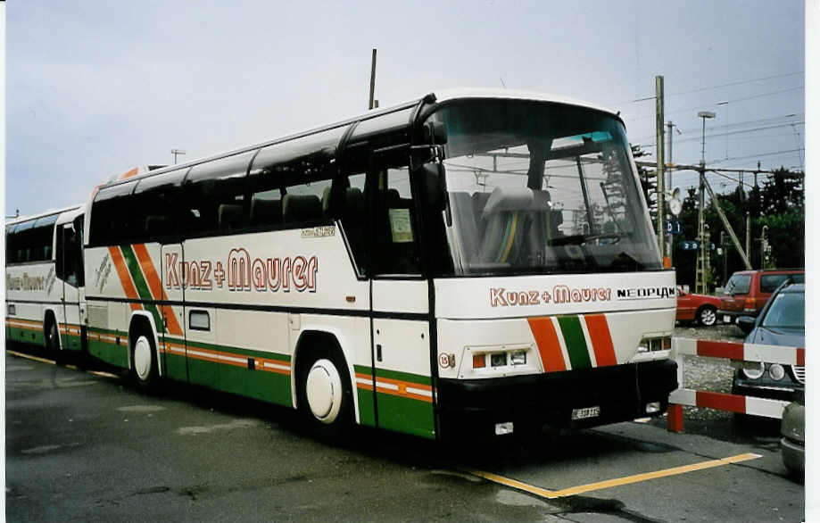 (043'012) - Kunz+Maurer, Burgistein - Nr. 15/BE 318'115 - Neoplan am 31. August 2000 in Thun, CarTerminal