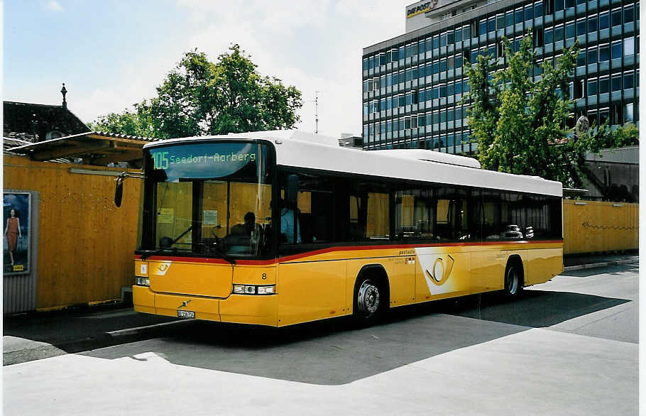 (043'017) - Steiner, Ortschwaben - Nr. 8/BE 136'714 - Volvo/Hess am 1. September 2000 in Bern, Postautostation