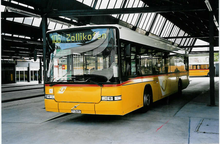 (043'021) - PTT-Regie - P 25'678 - Volvo/Hess am 1. September 2000 in Bern, Postautostation