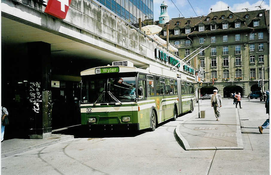 (043'023) - SVB Bern - Nr. 32 - FBW/Gangloff Gelenktrolleybus am 1. September 2000 beim Bahnhof Bern