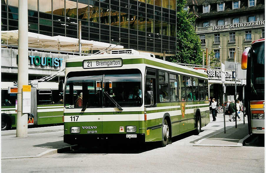 (043'024) - SVB Bern - Nr. 117/BE 421'117 - Volvo/R&J am 1. September 2000 beim Bahnhof Bern