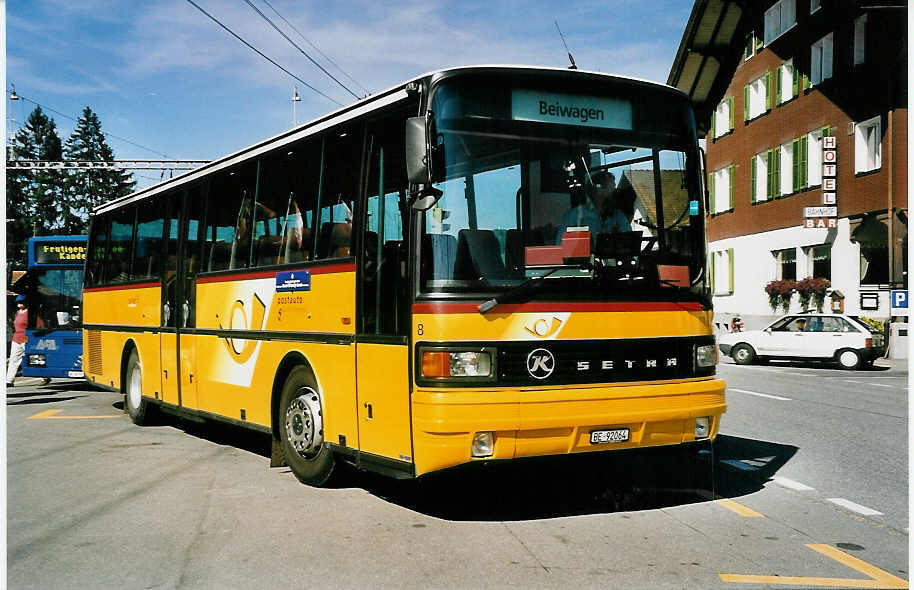 (043'136) - Geiger, Adelboden - Nr. 8/BE 92'064 - Setra (ex P 25'053) am 10. September 2000 beim Bahnhof Reichenbach