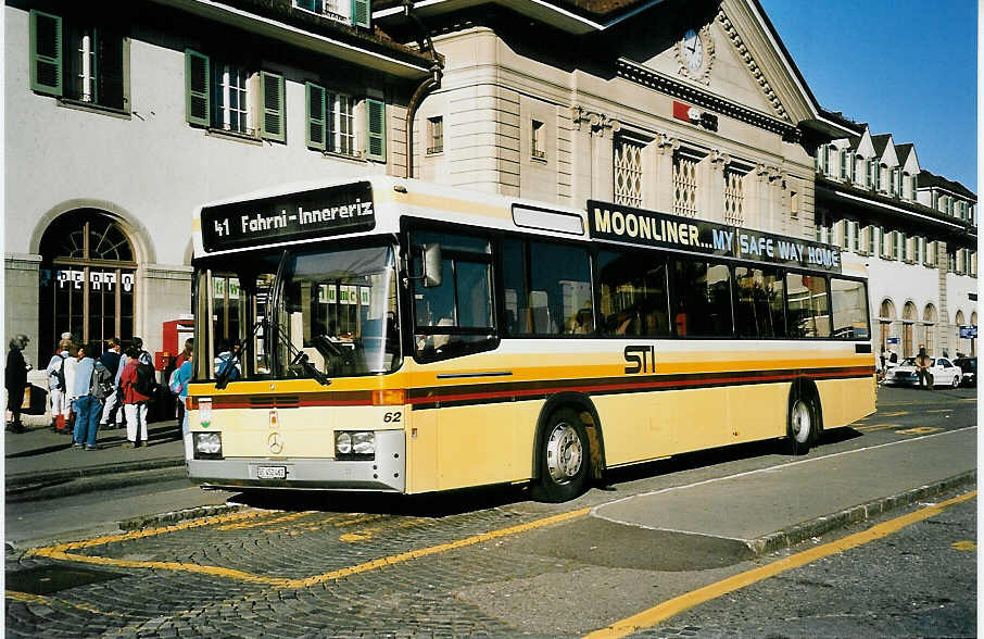 (043'230) - STI Thun - Nr. 62/BE 452'462 - Mercedes/R&J am 19. September 2000 beim Bahnhof Thun