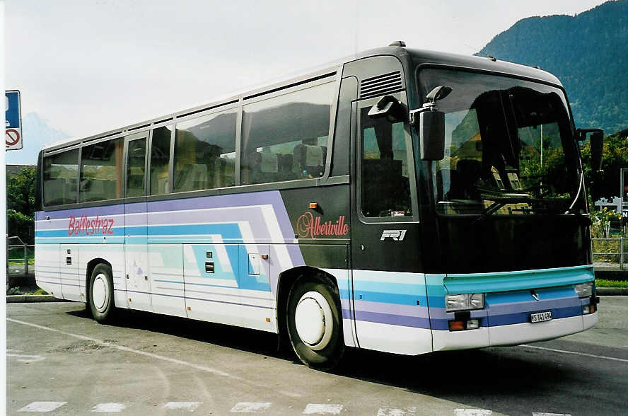 (043'422) - Ballestraz, Grne - VS 141'494 - Renault am 8. Oktober 2000 beim Bahnhof Interlaken West