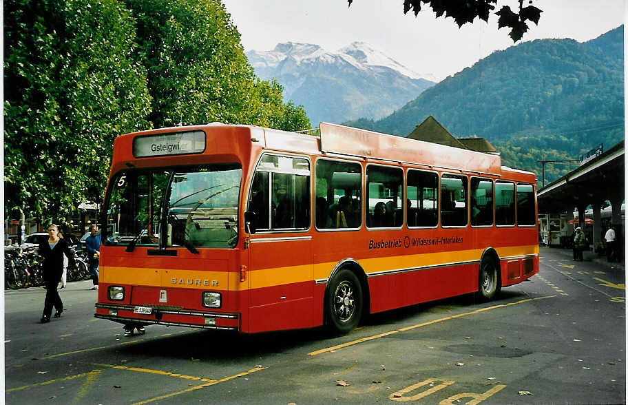 (043'428) - BOB Interlaken - Nr. 3/BE 339'040 - Saurer/R&J (ex STI Thun Nr. 53) am 8. Oktober 2000 beim Bahnhof Interlaken West