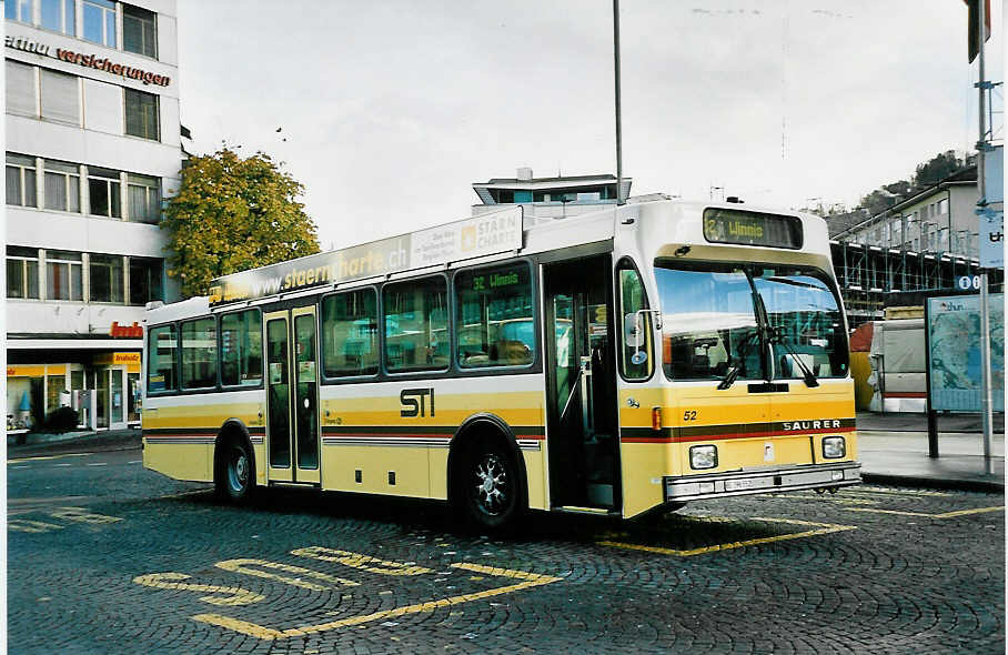 (043'709) - STI Thun - Nr. 52/BE 396'552 - Saurer/R&J am 3. November 2000 beim Bahnhof Thun