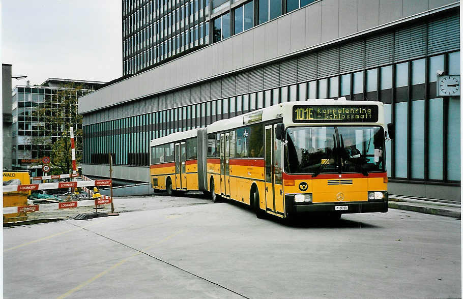 (043'810) - PTT-Regie - P 27'713 - Mercedes am 19. November 2000 in Bern, Postautostation