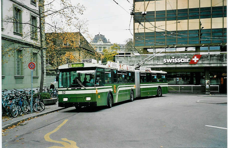 (043'811) - SVB Bern - Nr. 52 - FBW/Hess Gelenktrolleybus am 19. November 2000 beim Bahnhof Bern