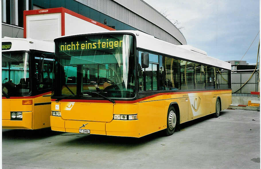 (043'815) - PTT-Regie - P 25'680 - Volvo/Hess am 19. November 2000 in Bern, Postautostation 