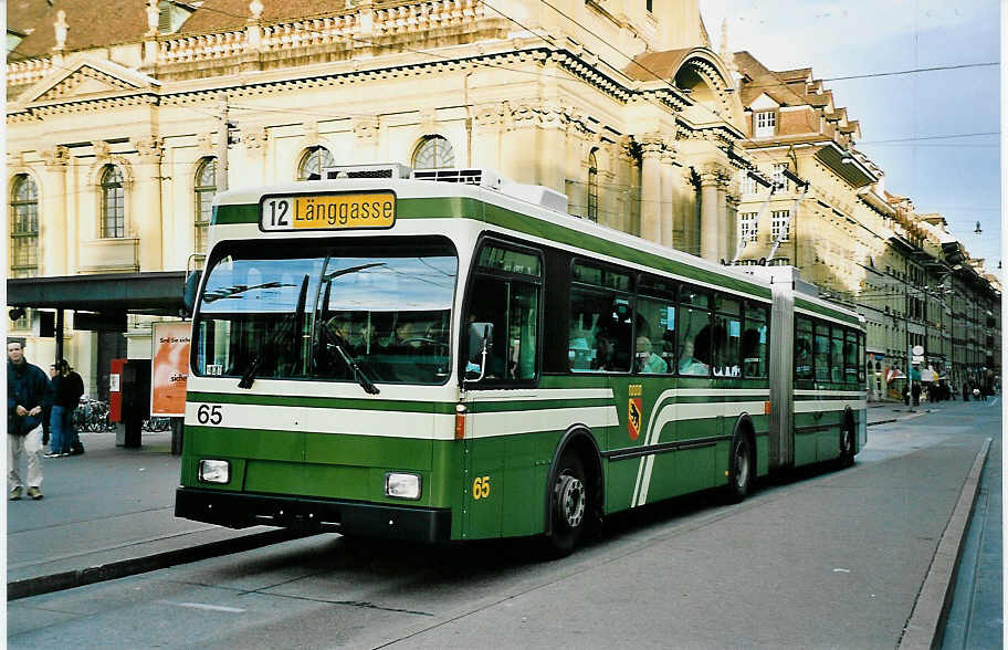 (043'821) - SVB Bern - Nr. 65 - Volvo/Hess Gelenktrolleybus am 19. November 2000 beim Bahnhof Bern