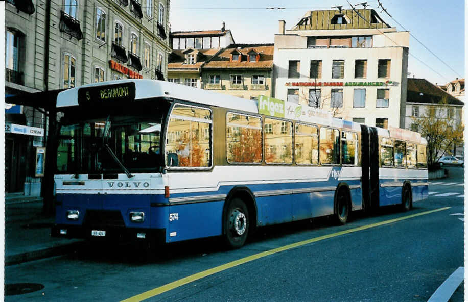 (043'903) - TPF Fribourg - Nr. 574/FR 626 - Volvo/Hess (ex TF Fribourg Nr. 174) am 25. November 2000 in Fribourg, Place Phyton