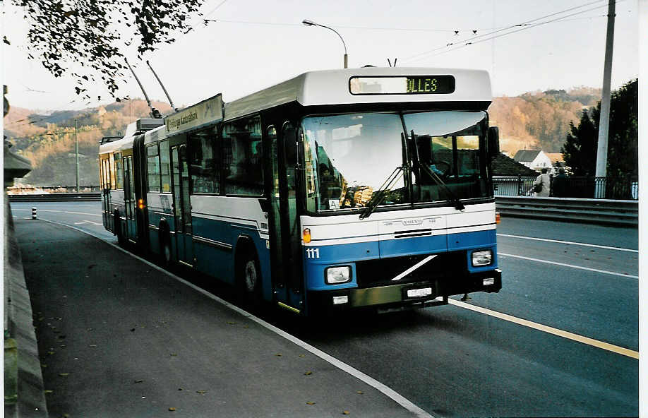 (043'921) - TF Fribourg - Nr. 111/FR 643 - Volvo/Hess Gelenkduobus am 25. November 2000 in Fribourg, Place Phyton