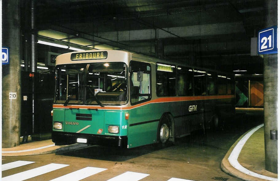 (043'925) - GFM Fribourg - Nr. 12/FR 482 - Volvo/Lauber am 25. November 2000 in Fribourg, Busbahnhof