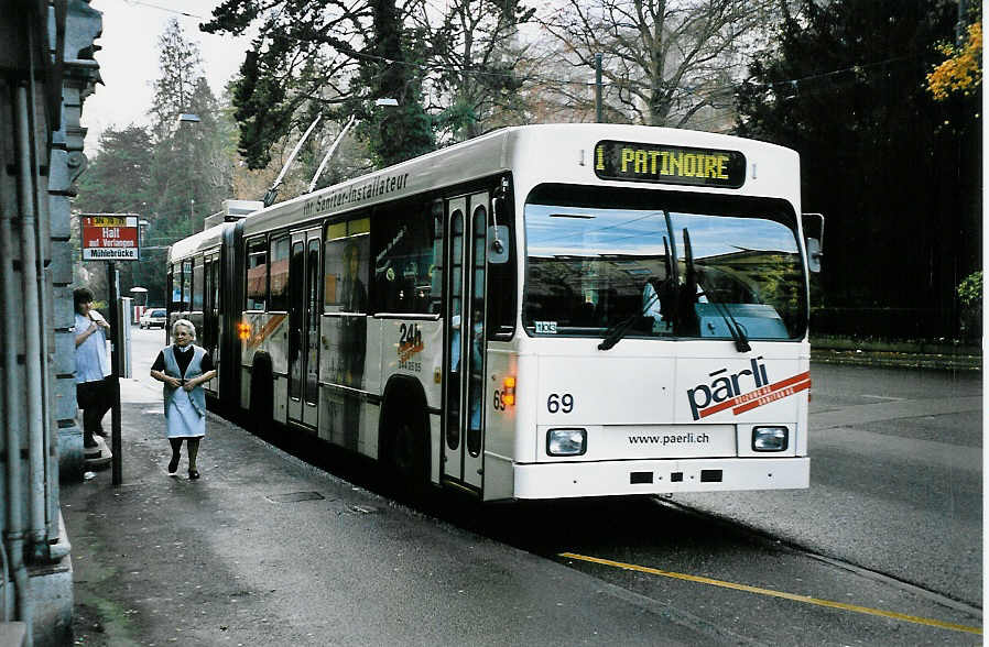 (044'008) - VB Biel - Nr. 69 - Volvo/R&J Gelenktrolleybus am 2. Dezember 2000 in Biel, Mhlebrcke