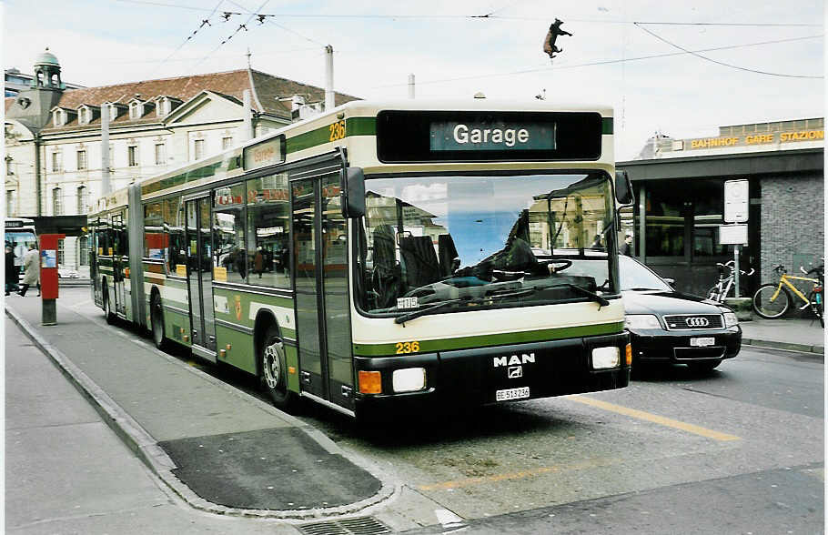 (044'029) - SVB Bern - Nr. 236/BE 513'236 - MAN am 11. Dezember 2000 beim Bahnhof Bern