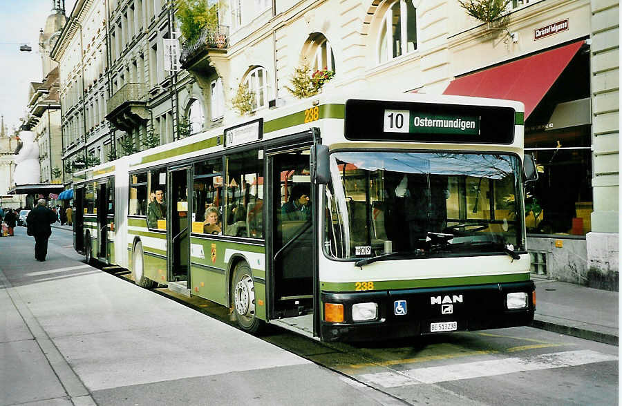 (044'102) - SVB Bern - Nr. 238/BE 513'238 - MAN am 11. Dezember 2000 beim Bahnhof Bern