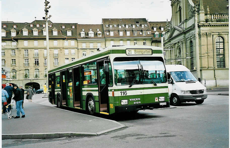 (044'106) - SVB Bern - Nr. 116/BE 427'116 - Volvo/R&J am 11. Dezember 2000 beim Bahnhof Bern